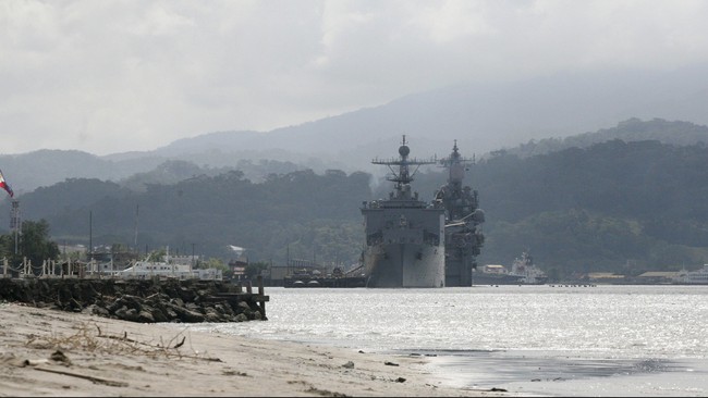 Filipina melayangkan protes diplomatik kepada China setelah sekitar 200 kapal asal Negeri Tirai Bambu berlabuh dekat Pulau Thitu yang masih sengketa.
