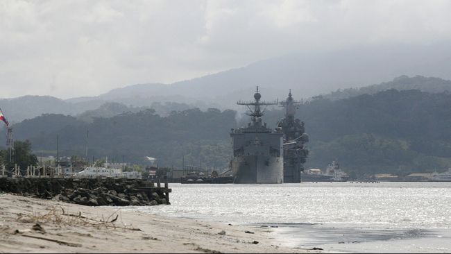 Filipina Protes Kapal China Terobos Pulau Sengketa Filipina melayangkan protes diplomatik kepada China setelah sekitar 200 kapal asal Negeri Tirai Bambu berlabuh dekat Pulau Thitu yang masih sengketa.