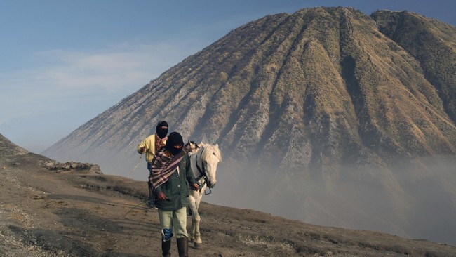 Apa sih yang dicari di puncak gunung? Selain bahwa perjalanan mendaki gunung itu kelelahan dan menguras fisik serta mental.