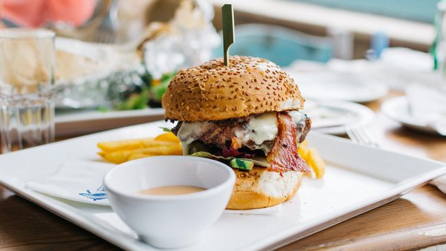 Gordon Ramsay dikenal sebagai koki yang menguasai makanan klasik seperti burger. Dia berbagi trik untuk membuat burger sempurna.