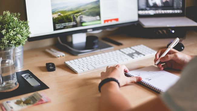 Work From Home (WFH) membuat Anda harus stand by di depan layar monitor. Tubuh pasti pegal. Berikut gerakan yoga sederhana untuk memperbaiki postur tubuh.
