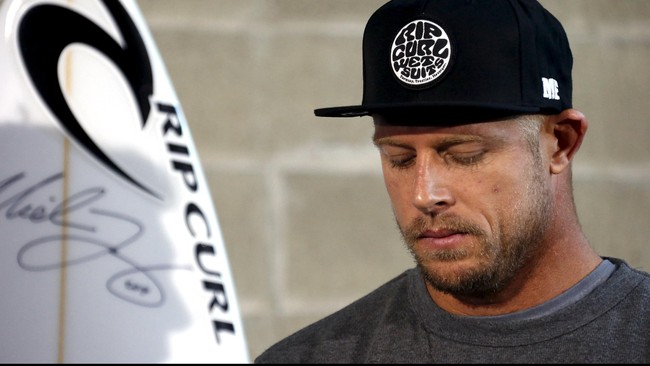 Mick Fanning merasakan trauma emosional karena serangan hiu, namun ia menyatakan tidak kapok dan tetap akan mengarungi ombak dengan papan selancar.