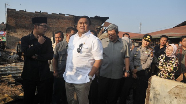 Salah satu upaya yang tengah dilakukan pemerintah untuk mengatasi kekeringan adalah dengan membuat hujan buatan.
