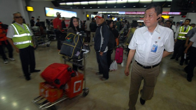 Pemerintah telah mencabut air operator certificate enam maskapai penerbangan sejak 1 Agustus 2015.