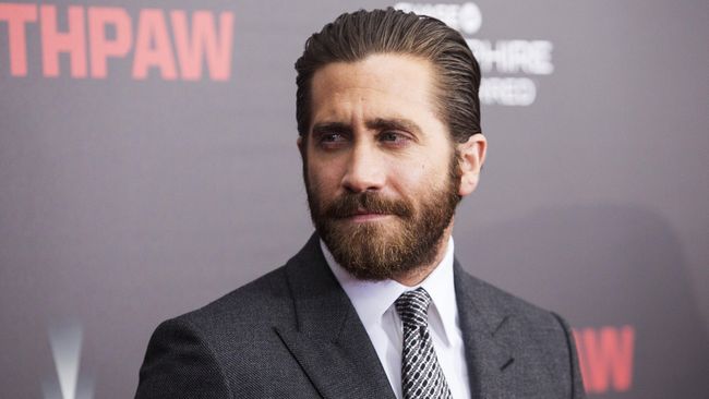 Gyllenhaal menyimak cuplikan video Brokeback Mountain, lalu membagi kenangannya berakting dengan Heath Ledger.