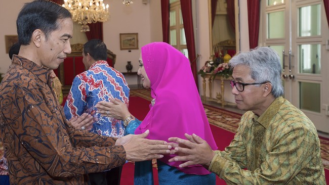 Presiden Jokowi meminta kementerian terkait dan PT Pertamina (Persero) untuk mengkaji segala kemungkinan yang bisa diambil untuk menekan harga BBM.