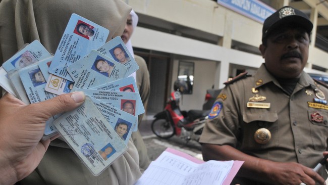 Anggota Komisi II DPR Firman Soebagyo meminta Kemendagri bertanggung jawab atas insiden tercecernya e-KTP di Bogor. Firman mengatakan insiden itu memalukan.