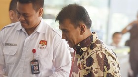 Gubernur Gatot dan Istri Mudanya Tiba di KPK