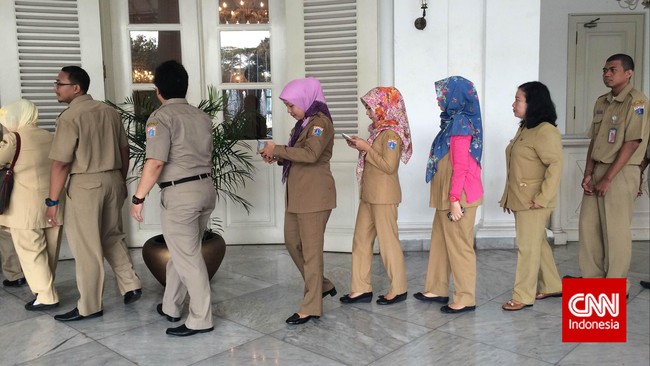 Gaji ke-14 atau THR diberikan kepada PNS untuk kebutuhan lebaran. Sementara gaji ke-13 lebih ditujukan untuk menghadapi tahun ajaran baru.
