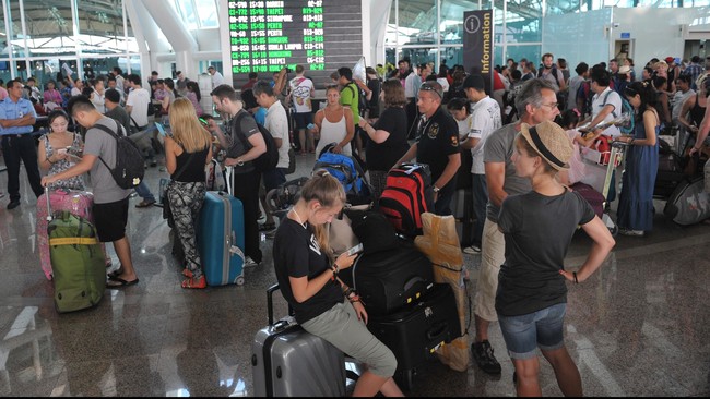 Semburan abu vulkanik Gunung Raung di Jawa Timur menyebar dan sempat membuat Bandara Ngurah Rai di Denpasar, Bali, ditutup.