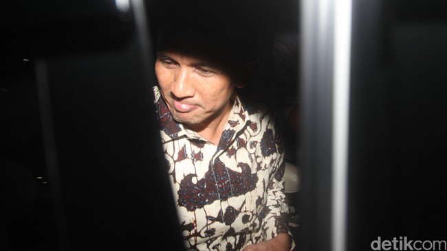 Razman Arif Nasution mengaku tidak mendapat pemberitahuan resmi soal penetapan kedua kliennya, Gatot Pudjo Nugroho dan Evy Susanti, sebagai tersangka.