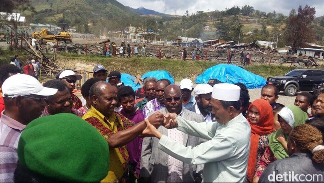Kapolda Papua Brigadir Jenderal Paulus Waterpauw mengatakan akan tetap menggunakan jalur hukum untuk mengusut kasus perusakan dan kerusuhan di Tolikara.