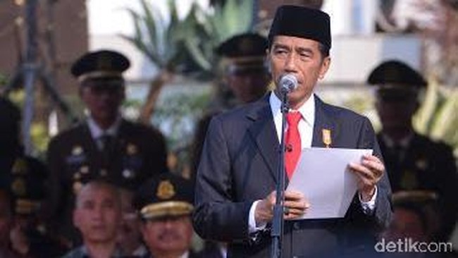 Presiden Jokowi menjawab kritik soal rencana pemerintah menghidupkan kembali pasal penghinaan presiden yang telah dibatalkan Mahkamah Konstitusi pada 2006.