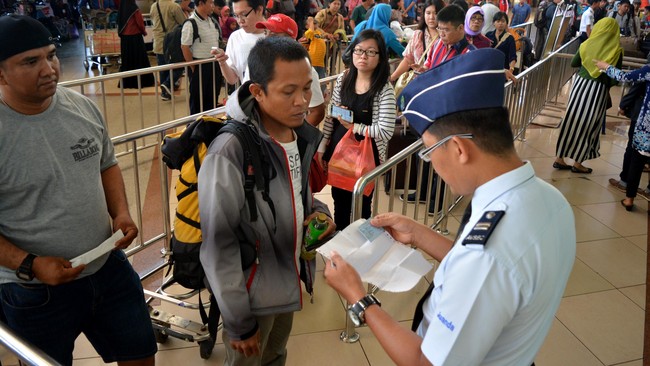 Penumpang di Bandara Juanda Surabaya dan Pangkalpinang mulai memperlihatkan peningkatan lebih dari 10 persen, Sabtu (9/6).