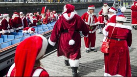 Ratusan Sinterklas Bawa Suasana Natal di Tengah Musim Panas