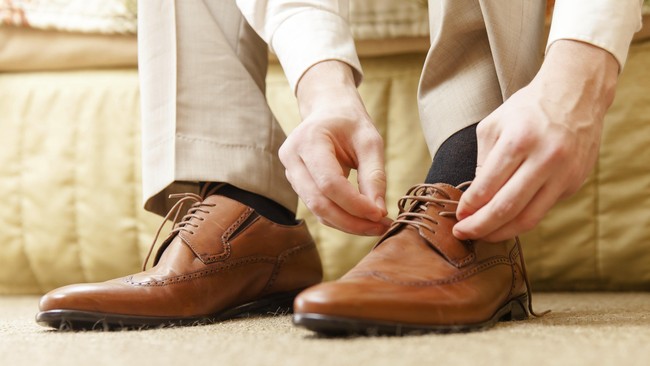 Cibaduyut di Bandung sudah terkenal sebagai sentra industri sepatu. Siswa SMK di sana berhasil bikin sepatu yang bisa dipakai untuk isi daftar hadir.