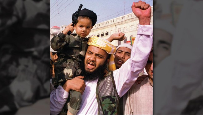Mainan AK-47 dan senjata lainnya dilarang di Afghanistan setelah menyebabkan 100 anak terluka selama perayaan Idul Fitri.