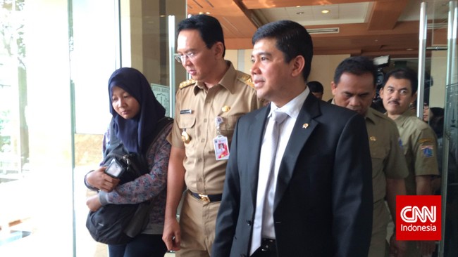 Penerimaan Gratifikasi, disebut Ahok, dilakukan oleh pejabat di lingkungannya pada saat sebelum lebaran. Temuan itu diterima Ahok dari laporan bawahannya.