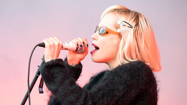 Seluruh hasil penjualan digital lagu Stillbirth akan disumbangkan Alice Glass ke badan amal untuk para korban pelecehan dan kekerasan seksual.
