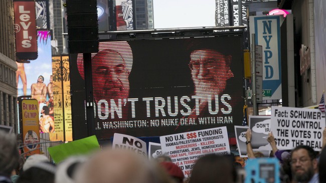 Ribuan orang tumpah ruah di Times Square, New York, menyuarakan penolakan terhadap kesepakatan nuklir Iran yang mereka sebut berbahaya bagi keamanan dunia.