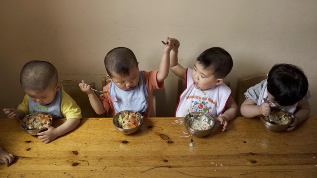 Pemerintah China melonggarkan aturan adopsi anak korban perdagangan manusia untuk membantu mengurangi jumlah anak korban penculikan di rumah yatim piatu.