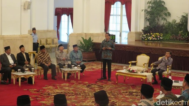 Presiden Joko Widodo menilai insiden yang mengakibatkan penyerangan dan pembakaran bangunan di Tolikara, Papua diakibatkan nilai toleransi yang kurang.