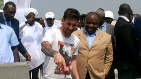 Pakaian 'Kebun Binatang' Messi Dikritik Politikus Gabon