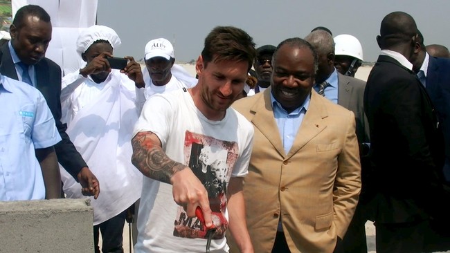 Lionel Messi dikatakan menggunakan pakaian seolah sedang pergi ke kebun binatang saat menemui presiden Gabon, Ali Bongo Ondimba.