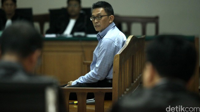 Vonis itu lebih ringan dari tuntutan jaksa yakni empat tahun penjara dan denda Rp 200 juta subsider tiga bulan kurungan.