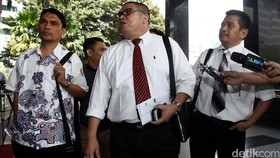 Pengacara Gatot Banyak Bungkam Soal Kehadiran Kliennya