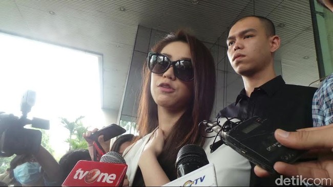 Aktris yang juga putri pengacara kondang OC Kaligis, Velove, berharap ayahnya sehat di tahanan KPK. "Papa bilang enggak merampok uang negara," kata dia.