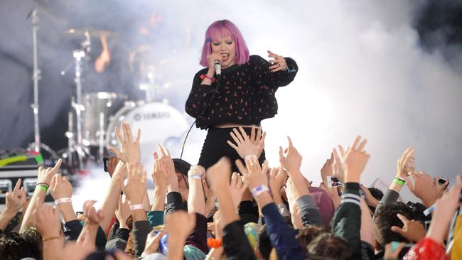 Hengkangnya penyanyi Alice Glass, hampir setahun silam, tak membuyarkan keutuhan Crystal Castles.