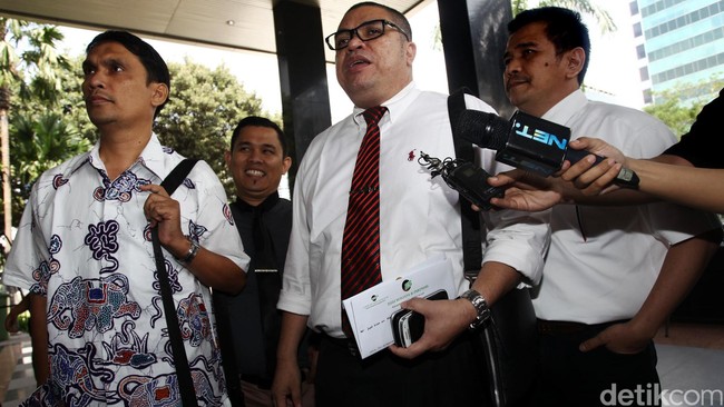 Dalam kedatangannya kali ini ke Komisi Pemberantasan Komisi (KPK) Razman mengatakan datang untuk mengantarkan sebuah surat.