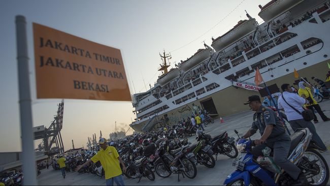 Berpesta di hotel atau kelab malam sudah biasa. Menjelang tahun baru, PT Pelni mengajak penumpang merayakan pergantian tahun di atas armada kapalnya.