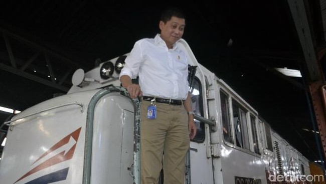 Iganisus Jonan berdalih rendahnya penyerapan anggaran Kemenhub pada semester I 2015 disebabkan oleh tertundanya pambayaran uang muka sejumlah proye.