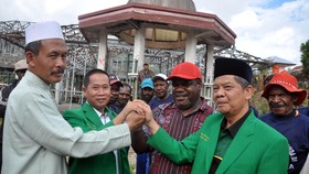Usai Jumatan, Muslim Tolikara Mulai Bangun Musala Terbakar