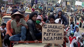 Tolak Pabrik Semen, Warga Pati Aksi Jalan Kaki ke Semarang