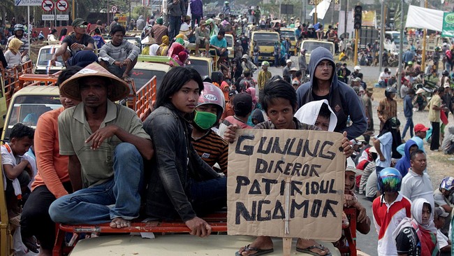 Meski sidang putusan ini berjalan hampir 8 jam, warga tetap bersukacita karena perjuangan yang dilakukan membuahkan hasil. 
