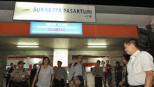 Plafon Ruang Tunggu Stasiun Pasarturi Surabaya Ambruk