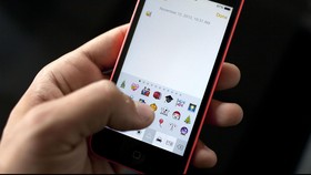 Anak 12 Tahun Inggris Jual Emoji Ikan Paus Rp5.7 Miliar