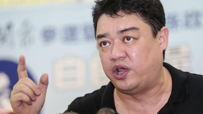 Wu'er Kaixi bersama dengan oposisi China lainnya berupaya menggeser petahana dari Partai Kuomintang untuk mendapatkan kursi di parlemen Taiwan.