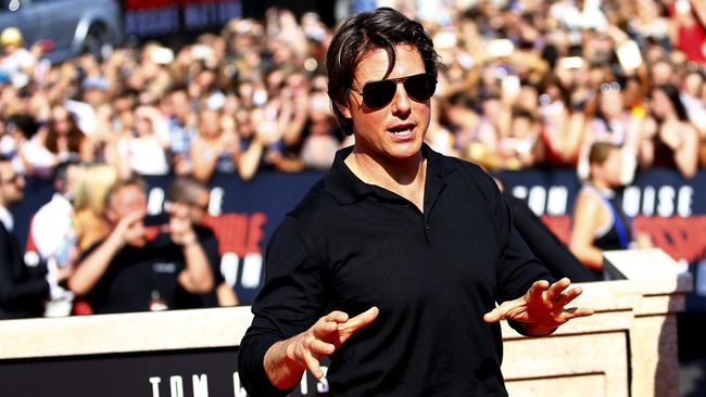 Tom Cruise hampir selalu melakukan adegan laga ekstrem sendiri. Ia meyakinkan teman-teman satu filmnya untuk melakukan hal yang sama.