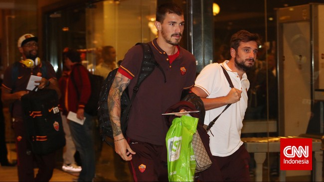 Tim AS Roma "asuhan" Julie Estelle berhasil menang 2-1 dari tim putih yang "dimanajeri" Julia Perez dalam laga AS Roma Day di GBK, Sabtu (25/7) malam.