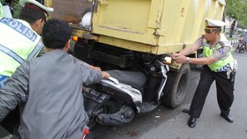3 Pelajar SMP Berboncengan Motor Tewas Dilindas Truk di Takalar Sulsel