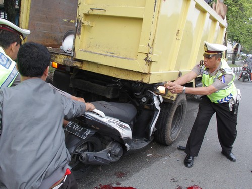 3 Pelajar SMP Berboncengan Motor Tewas Dilindas Truk di Takalar Sulsel