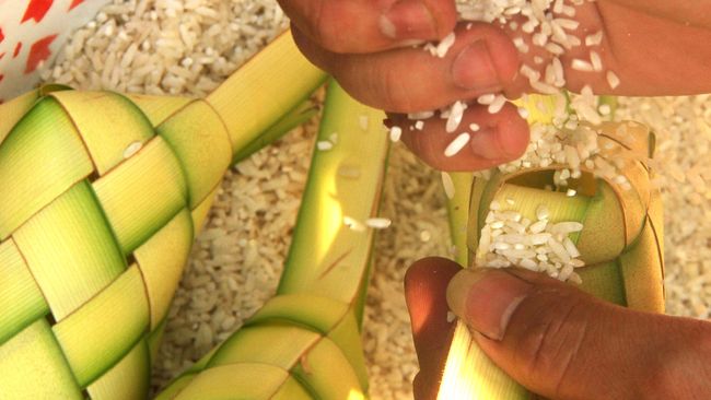Chef Yuda Bustara membagikan tips bagaimana memasak ketupat, mulai memilih beras, mengisikannya ke daun ketupat sampai merebusnya.