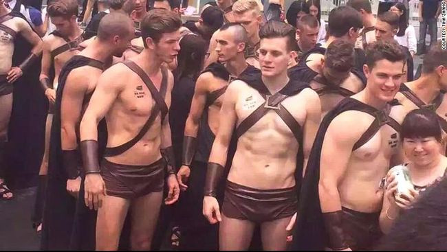 100 Pria Telanjang Dada Bergaya Sparta Gemparkan Beijing