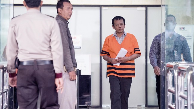 Hakim Dermawan Ginting sebelumnya dituntut dengan hukuman penjara 4,5 tahun dan denda Rp200 juta oleh jaksa penuntut umum.
