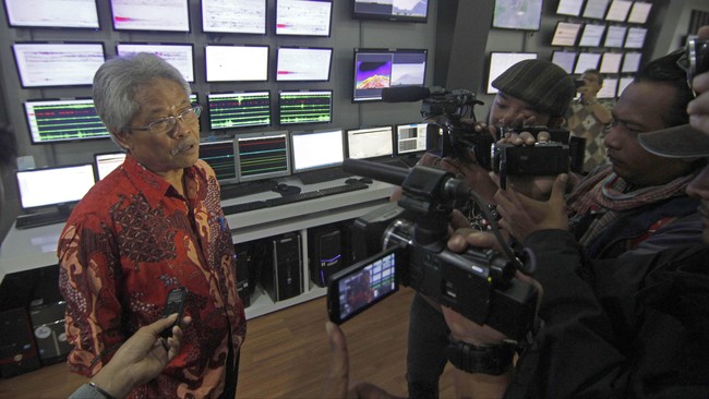 Mbah Rono meminta pemerintah jujur soal mitigasi bencana Anak Gunung Krakatau, terutama soal alat pemantau dan pendeteksi gelombang tinggi di Selat Sunda.