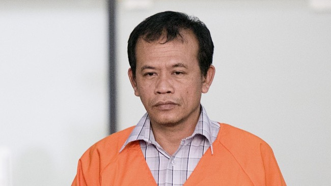 Selama uang suap diberikan oleh anak buahnya ke hakim-hakim, OC Kaligis menanti di dalam mobil Alphard hitam yang terparkir di kantor PTUN Medan.